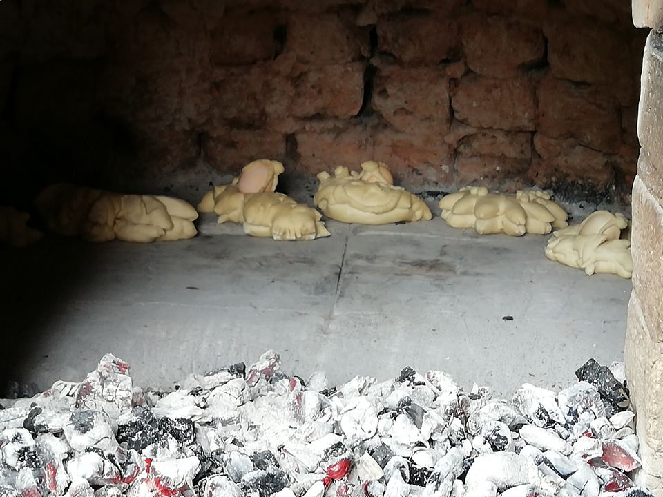 pane sardo cotto nel forno a legna 
