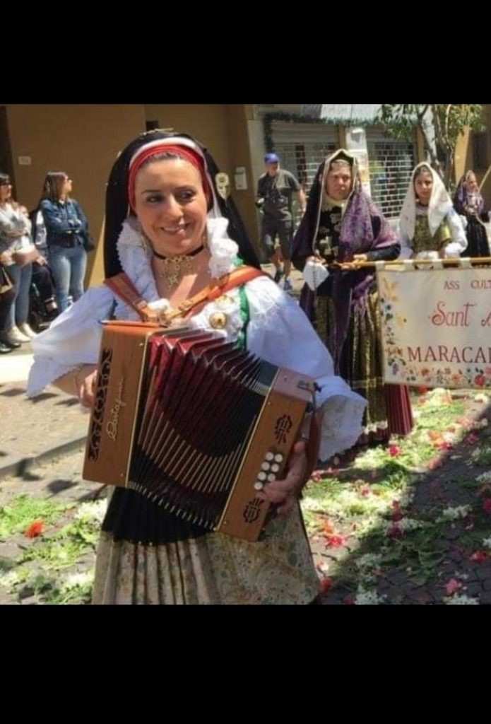 suonatrice sarda in costume di pula 366° Festa di Sant'Efisio